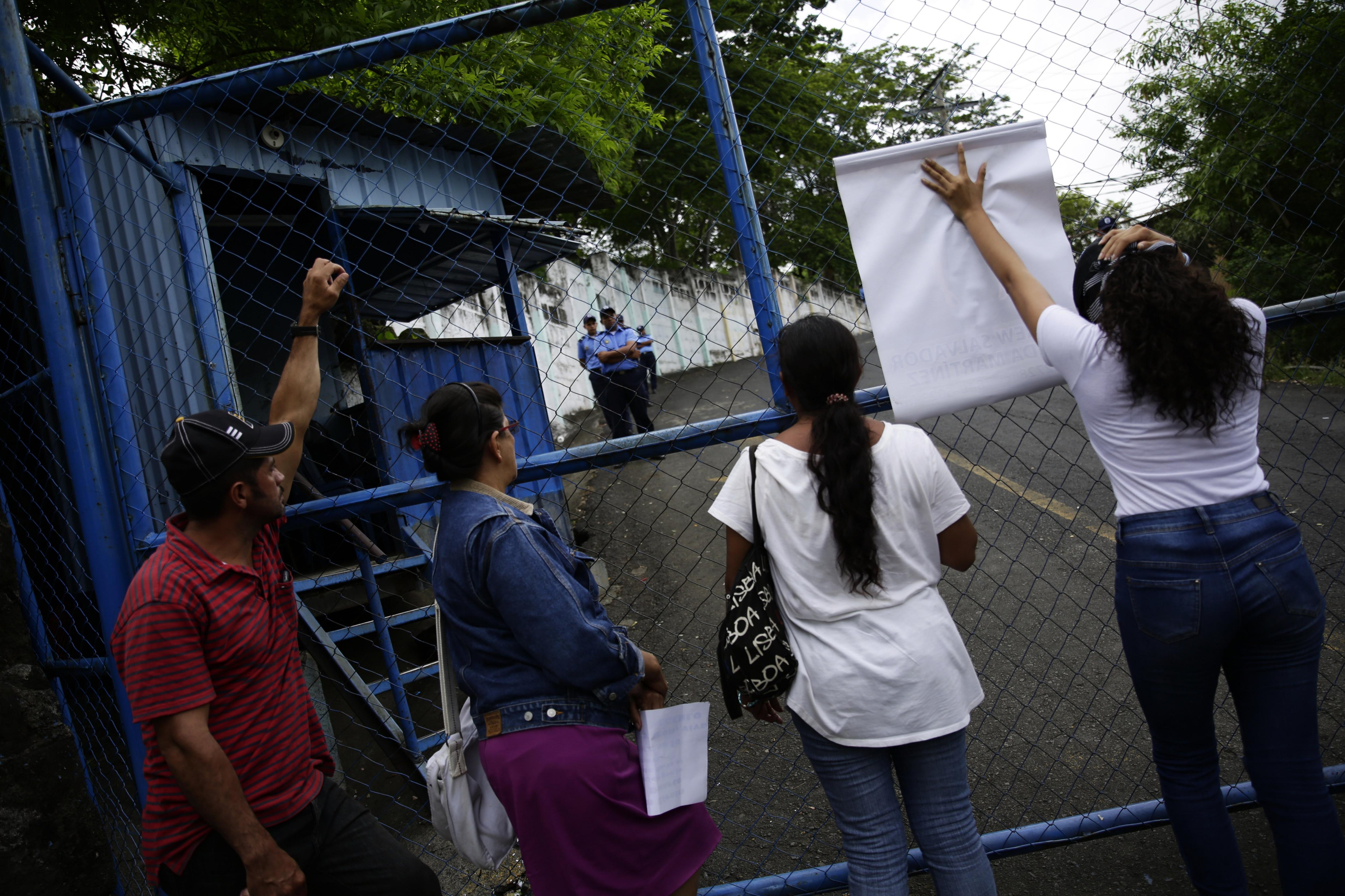 Un grupo de mujeres protesta frente a las instalaciones de la Dirección de Auxilio Judicial (DAJ) para pedir a sus autoridades que les entreguen a sus hijos detenidos en los recientes enfrentamientos en el marco de las protestas contra el Gobierno de Nicaragua hoy, viernes 1 de junio de 2018, en Managua (Nicaragua). "Yo lo que pido es que me lo entreguen vivo", dijo a Acan-Efe Juana María Duarte, madre de William Efraín Duarte, de 25 años, aprehendido el 30 de mayo pasado en la provincia de Boaco, en el centro del país. EFE/Bienvenido Velasco