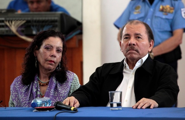 El presidente de Nicaragua, Daniel Ortega, y su esposa, la vicepresidente Rosario Murillo en la mesa del Diálogo Nacional que parmenece suspendido (REUTERS/Oswaldo Rivas)