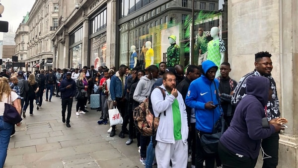 La gran fila que se formó en una tienda en Londres para conseguir la camiseta de Nigeria