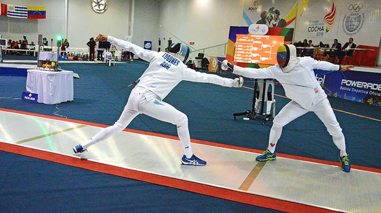 Uno de los combates que se dieron en la final de esgrima entre Venezuela (der) y Argentina, ayer. | Martin Numbela