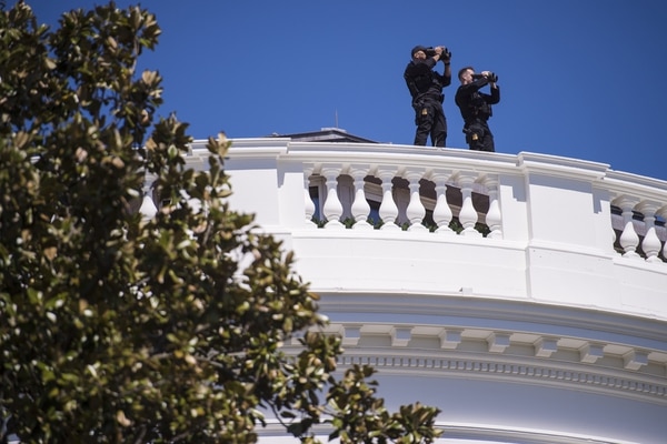 Miembros del Servicio Secreto en la terraza de la Casa Blanca. (Washington Post foto de Jabin Botsford.)
