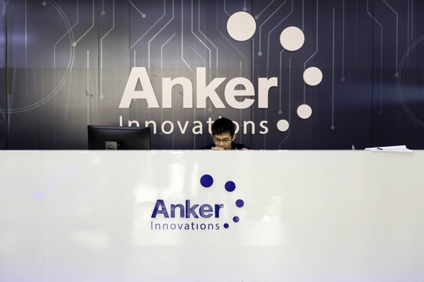 Un empleado sentado en el área de recepción en la oficina de Anker Innovations Technology Co. en Shenzhen (China) (Bloomberg / Qilai Shen)