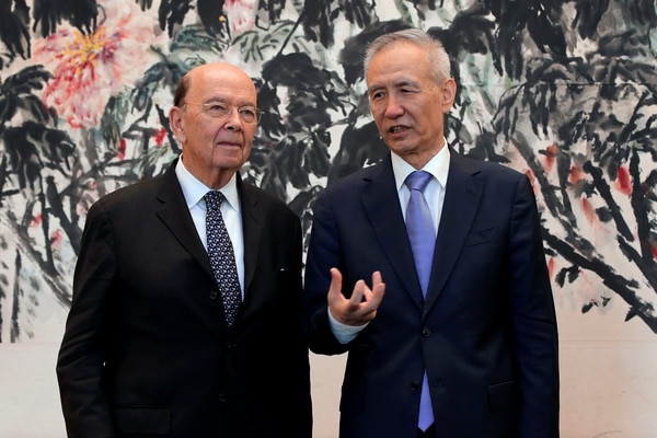 El secretario Wilbur Ross y el viceministro Liu He (Reuters)