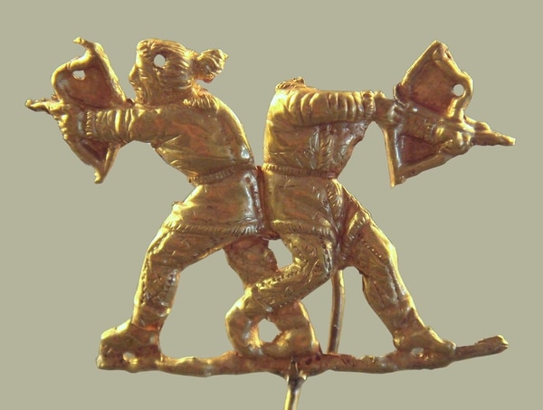 Adorno de oro que representa a dos arqueros escitas. Foto de PHGCOM vía Wikimedia Commons