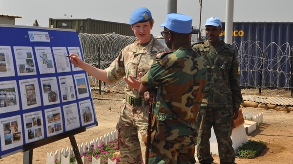La ingeniera y teniente coronel del ejército británico Katie Hislop con las tropas de la ONU. Foto cortesía de la teniente