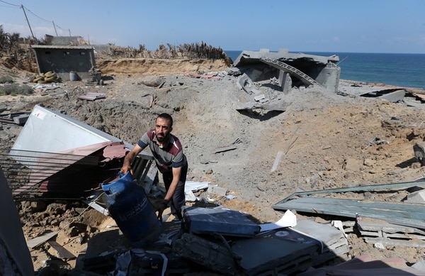 Un palestino revisa los escombros de una estructura destruida por un bombardeo israelí (Reuters)