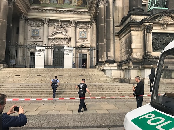 Policía armada en las puertas de la Catedral (AFP)