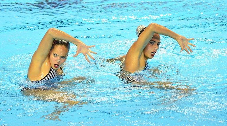 Arango (izq.) y Álvarez, durante su rutina en la piscina del Centro Acuático, ayer. | Daniel James