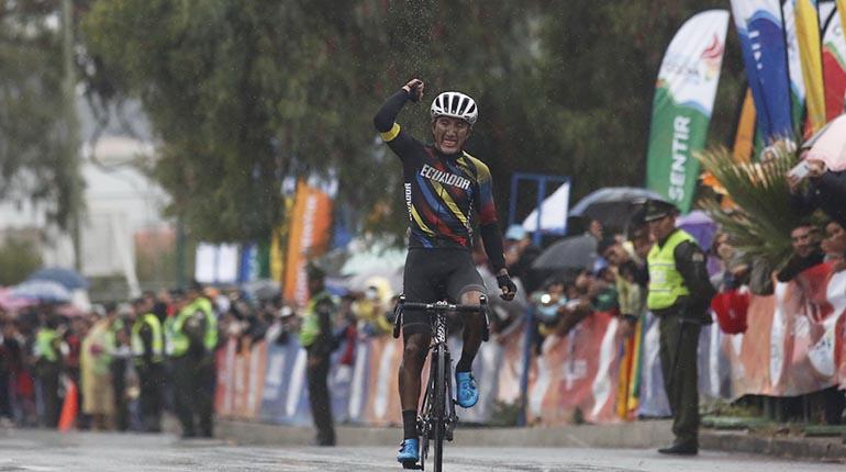 El ecuatoriano Alveiro Cepeda cruza la línea de meta, ayer. | Mauricio Rocabado