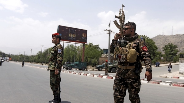 Soldados afganos custodian el lugar donde tuvo lugar el ataque en Kabul (Reuters)