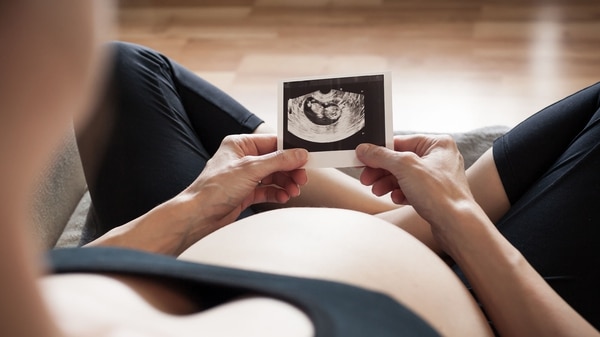 Quedar embarazada antes que las compañeras de trabajo que tienen prioridad, es considerado en varios lugares una infracción del reglamento (Getty Images)