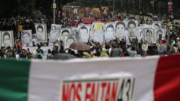 Una manifestación en reclamo por los 43 estudiantes de Ayotzinapa (EFE)