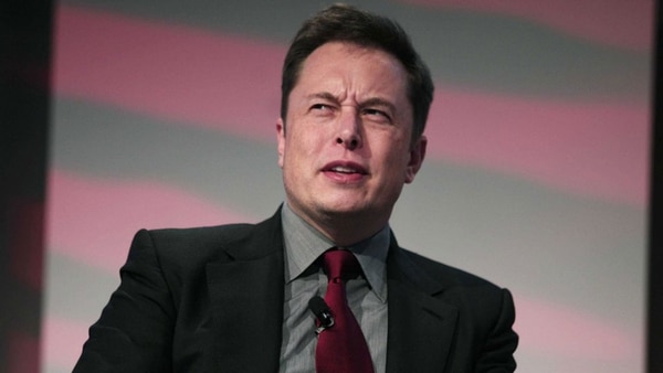 El fundador de SpaceX, Elon Musk, afirmó en febrero de 2017 que dos ciudadanos habían pagado “un depósito importante” para volar alrededor de la luna