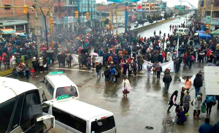 La ciudad de El Alto amaneció con más de 16 puntos de bloqueo por el paro cívico de 48 horas que comenzó a tempranas horas de ayer.
