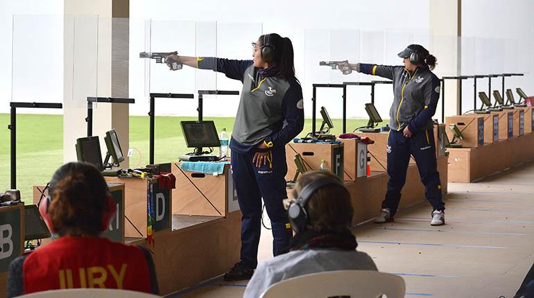 Las ecuatorianas Diana Durango Flores y Andrea Pérez Peña en la prueba de 25m pistola, ayer. | Mauricio Rocabado