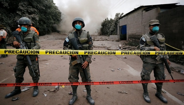 Soldados resguardan una zona afectada por la ceniza volcánica (Reuters)