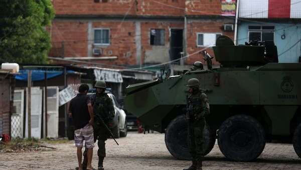 El ejército ha militarizado las favelas en medio de la ola criminal Así(Reuters)