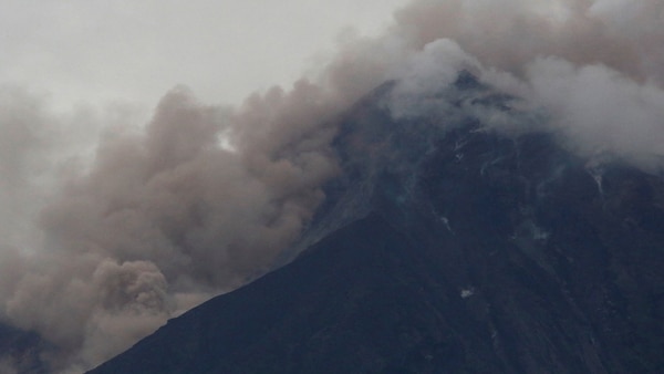 Así está el volcán Fuego después de una erupción violenta, en San Juan Alotenango, Guatemala el 3 de junio de 2018.(Reuters)