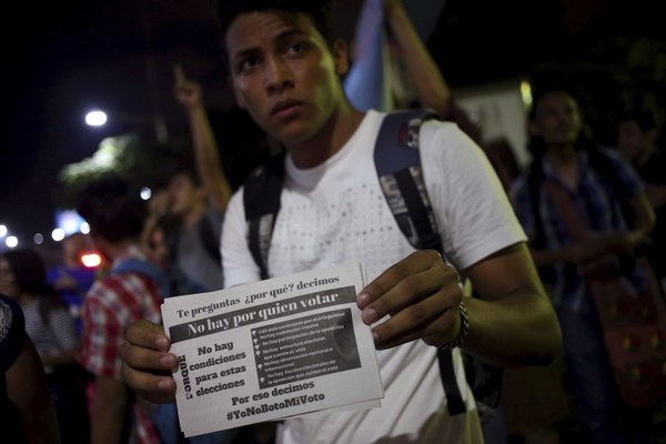 Un estudiante universitario muestra una pancarta durante la protesta contra el presidente de Nicaragua, Daniel Ortega, frente a la Universidad Centroamericana, UCA, en Managua, el viernes, 4 de noviembre de 2016, dos días antes de las elecciones presidenciales en las que de nuevo fue reelecto Ortega. AP
