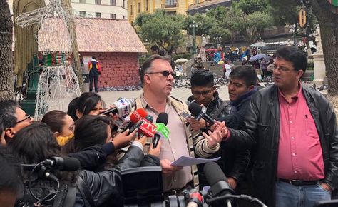 El abogado constitucionalista Carlos Alarcón en la rueda de prensa de este viernes.