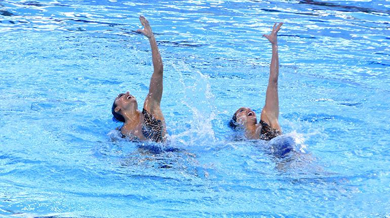 Álvarez (izq.) y Arango, de Colombia, exhiben su rutina