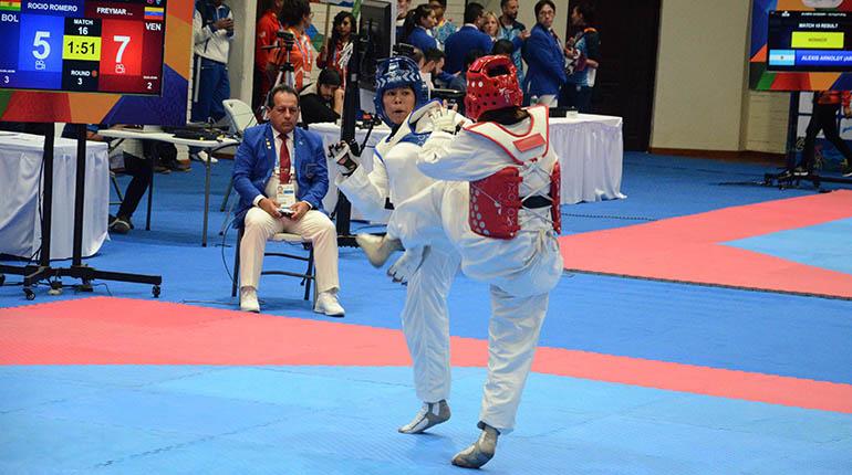 La boliviana Rocío del Valle Romero (de frente) en combate, ayer. | Martin Numbela