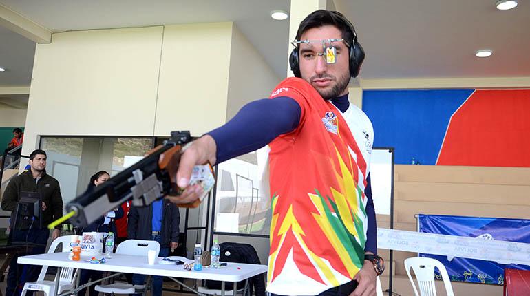 Diego Cossio en el polígono de tiro deportivo, prueba su pistola rápida, luego de ganar la medalla de bronce, ayer. | Martín Numbela