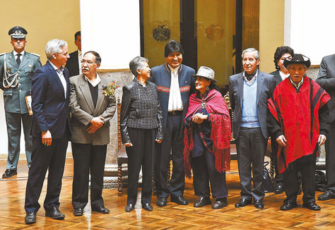 La Comisión de la Verdad, en agosto de 2017, cuando fue posesionada, junto con el Presidente y el Vicepresidente. Foto: archivo Miguel Carrasco 