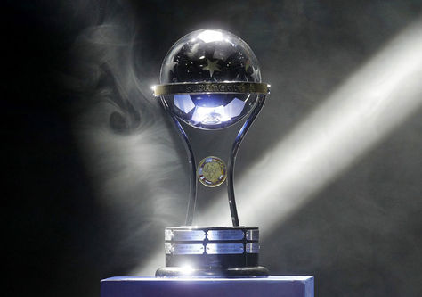 El trofeo de la Copa Sudamericana. Foto: Archivo AFP