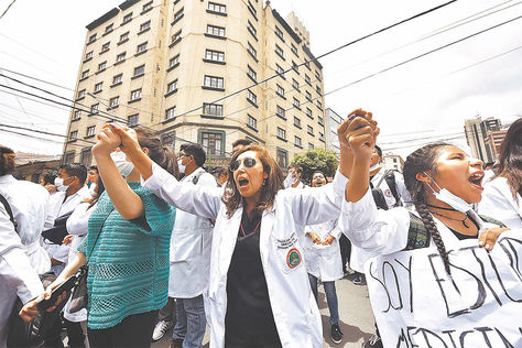 Manifestaciones. El sector médico se movilizó masivamente durante los 18 días de crisis.