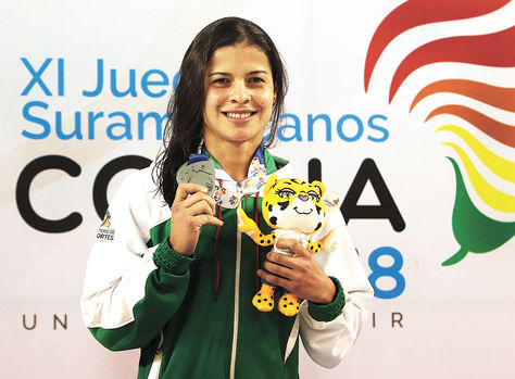 La nadadora valluna muestra una de las medallas de plata que ganó y un peluche de Nuna, una de las mascotas. Foto: APG