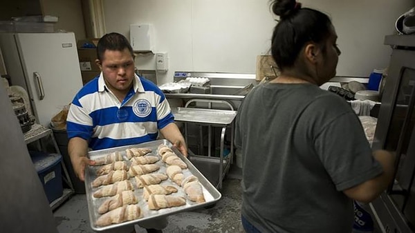 Los estados de Arizona, Connecticut, California, Massachusetts, Oregón, Vermont, Washington, Rhode Island, Maryland y Nueva Jersey tienen políticas para cubrir días de enfermedad pagados a los trabajadores