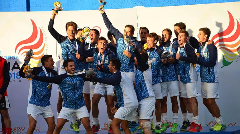 Integrantes del cuadro argentino festejan la conquista de la presea dorada tras vencer a Chile, ayer. | Daniel James
