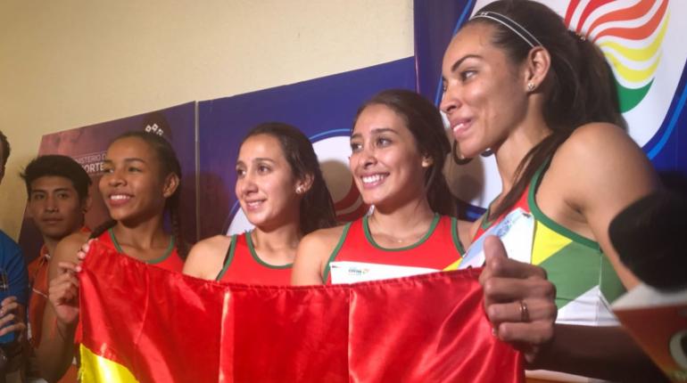 Bolivia celebra la medalla de plata en la prueba de relevos 4x100 femenino.| Tierra de Campeones