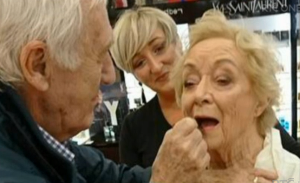 Des y Mona Manahan, acompañados por la maquilladora Rosie O’Driscoll. (Del video de BBC)