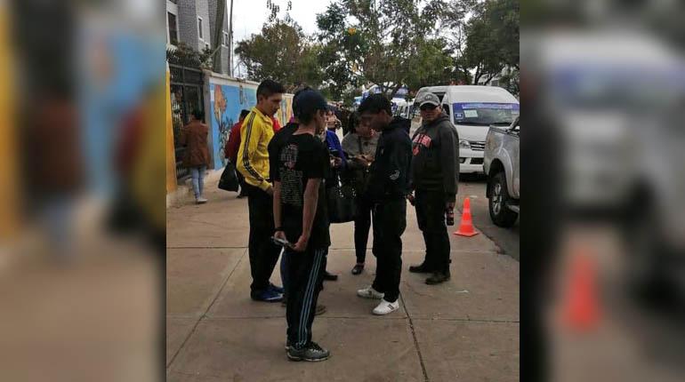 Gente en puertas de Codesur, ayer. | Edwin Fernandez