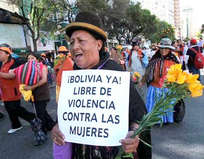 MUJER PIDE EN MARCHA DE PROTESTA QUE SE TERMINE CON LA VIOLENCIA Y ACOSO POLÍTICO CONTRA LAS FÉMINAS.