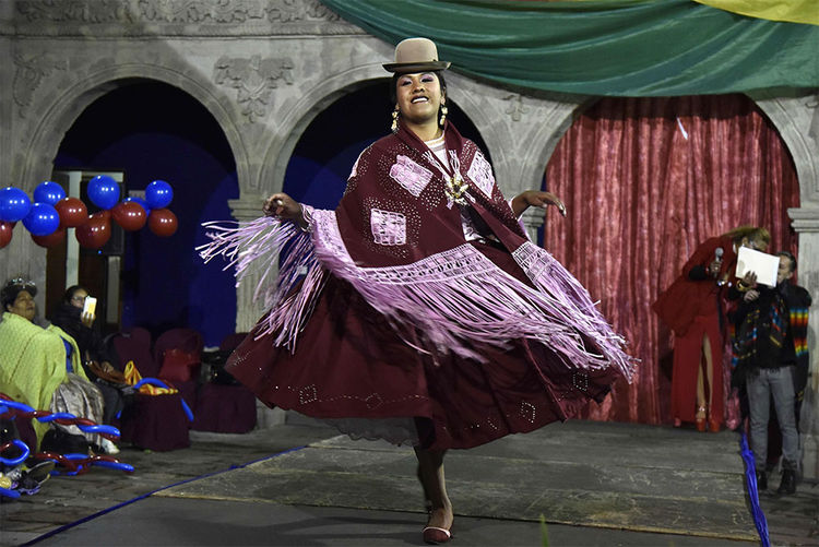 Alisson Mendoza se presenta durante el desfile Miss Cholita Trans Bolivia 2018. Foto: AFP