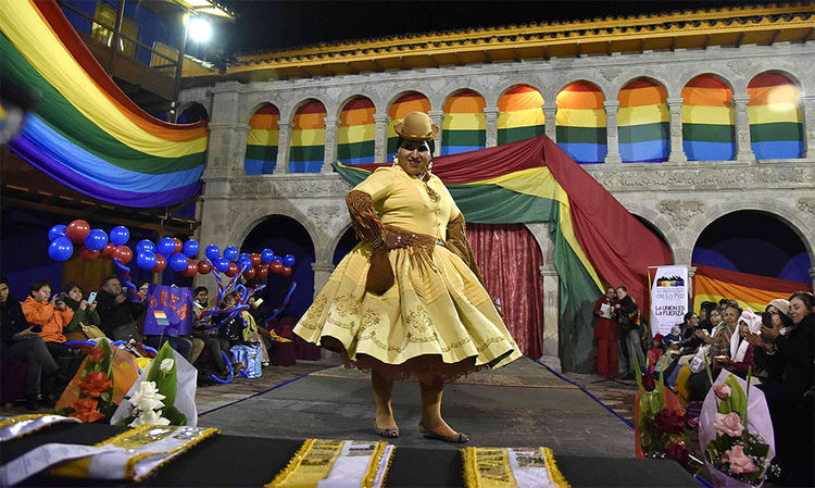 Karen Lisbet Suarez se presenta durante el desfile Miss Cholita Trans Bolivia 2018. Foto: AFP