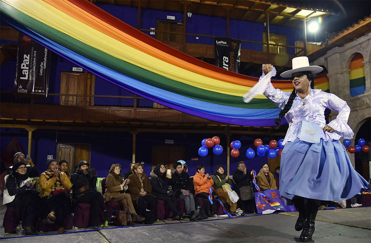 Madisson Rodríguez se presenta durante el concurso Miss Cholita Trans Bolivia 2018. Foto: AFP