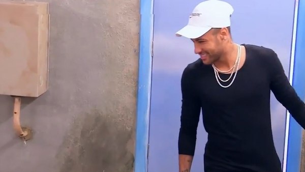 El momento en el que entró en la copia del patio, que contaba con una pileta de lona