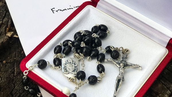 El rosario que le envió el papa Francisco a Lula da Silva