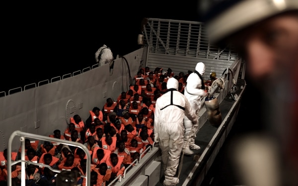 Los migrantes a bordo del barco (Karpov via REUTERS)