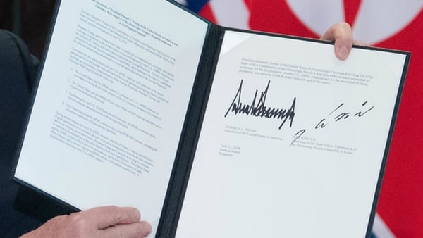 Donald Trump mostró el documento del acuerdo firmado con Kim Jong-un.