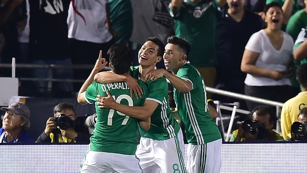 Luis Oribe Peralta, atacante del “Tri”, con la camiseta de la selección mexicana (Foto: AFP)