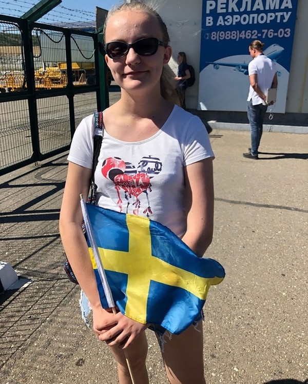 La joven de 15 años, junto a su bandera de Suecia, fue la única que le dio la bienvenida al plantel
