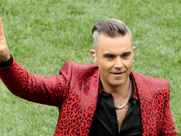 El curioso gesto de Robbie Williams en la inauguración del Mundial El curioso gesto de Robbie Williams en la inauguración del Mundial