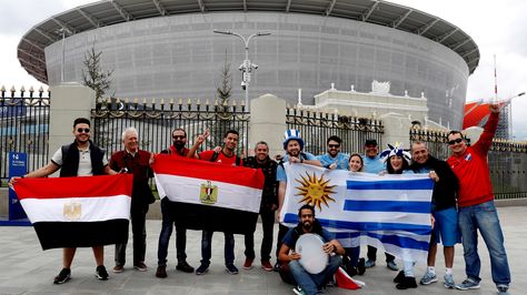 Aficionados de la selección de Uruguay y aficionados de la selección de Egipto comparten a las afueras del Ekaterinburg Arena. 