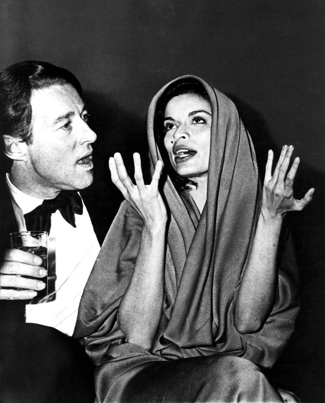Los amos de la escena: Halston, con su amiga y musa Bianca Jagger, en la fiesta de Nochevieja que celebró Studio 54 en 1978. 