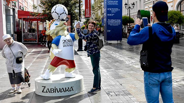 Visitantes en Rusia aprovechan para sacarse fotos con la mascota del Mundial, el Lobo Zabivaka. | AFP